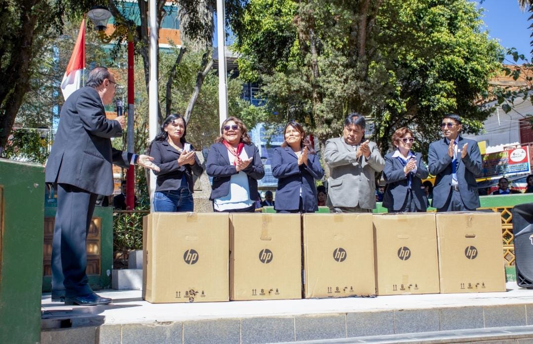 UGEL PACHITEA RECONOCIÓ A INSTITUCIONES EDUCATIVAS QUE DESTACARON EN EL MONITOREO SEMAFORITO ESCUELA